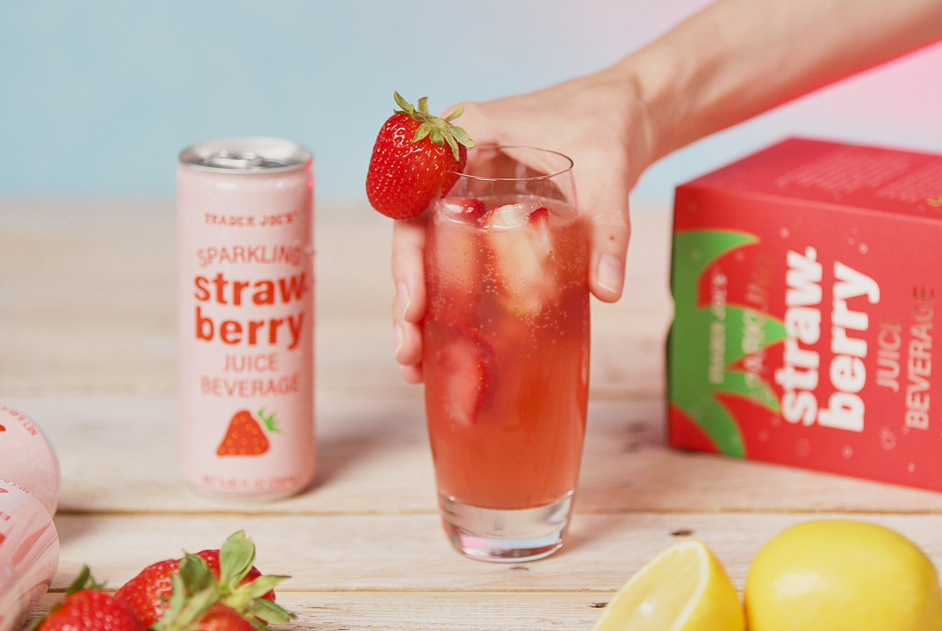 Uống nước dâu dạng đóng chai đúng cách có thể hỗ trợ làm đẹp da, tăng cường sức đề kháng của cơ thể